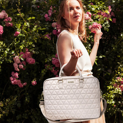 Torba Guess Quilted za laptop 15 inča, roza