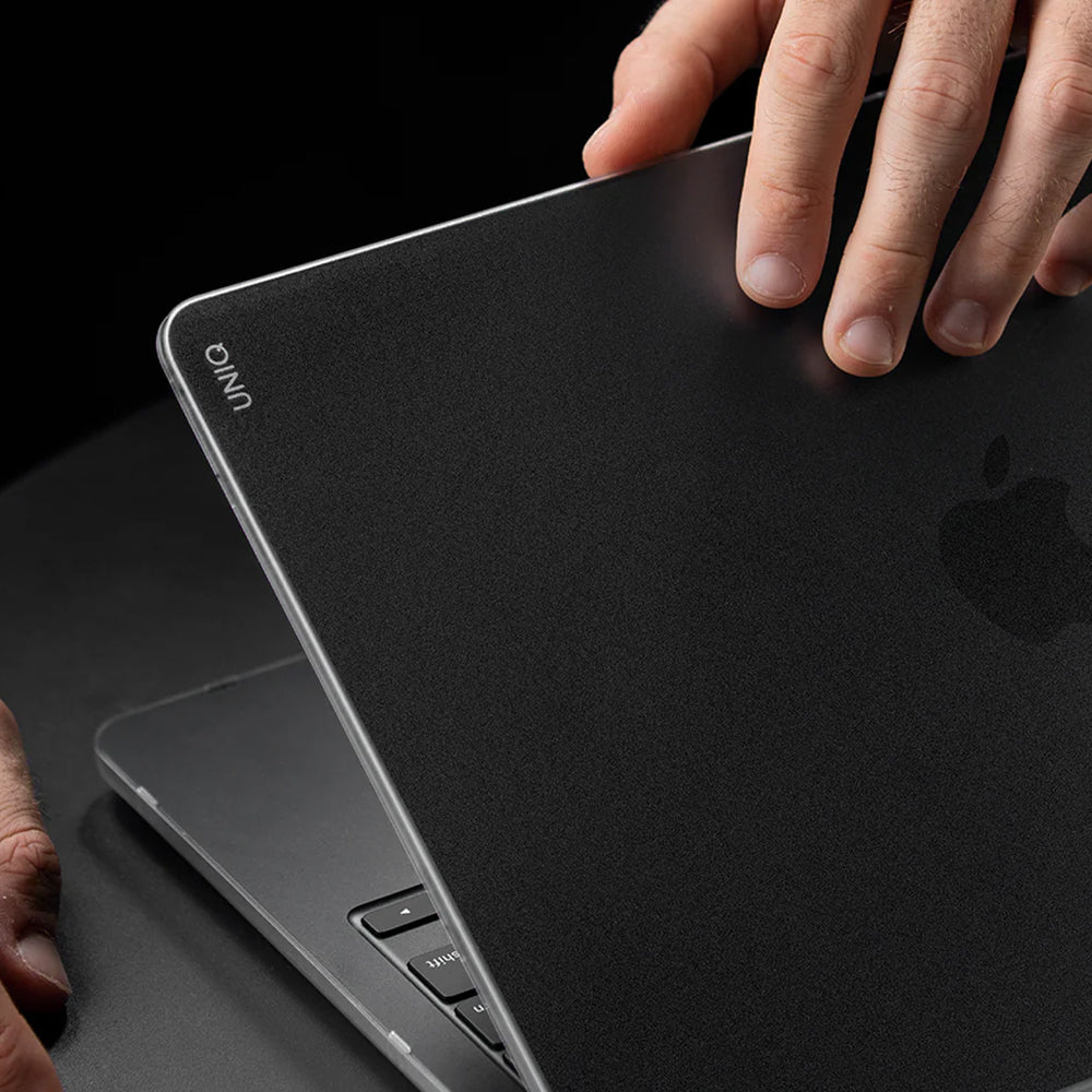 UNIQ Claro torbica za Apple MacBook Pro 16 inča (2026) / (2024) / (2023) / (2021), Mat Siva