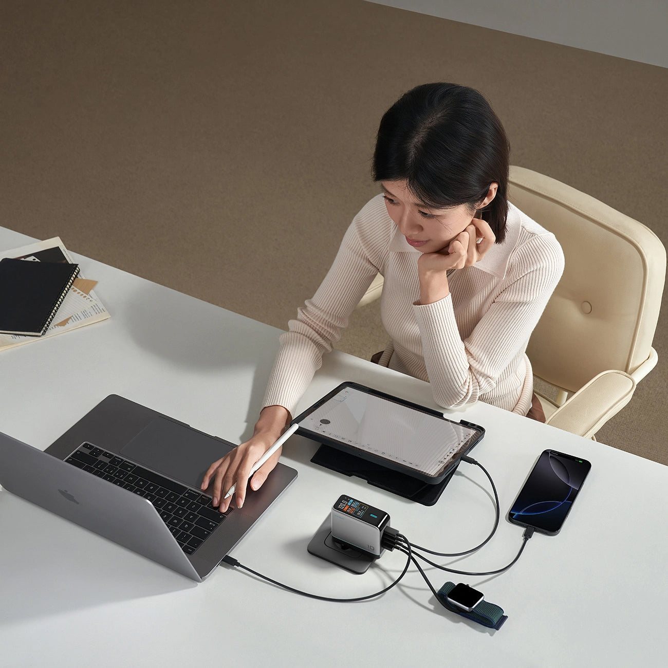Mrežni punjač s USB-C kabelom Cuktech AD1204U Display, 120W, 6A, 1 x USB-A - 2 x USB-C, Srebrni