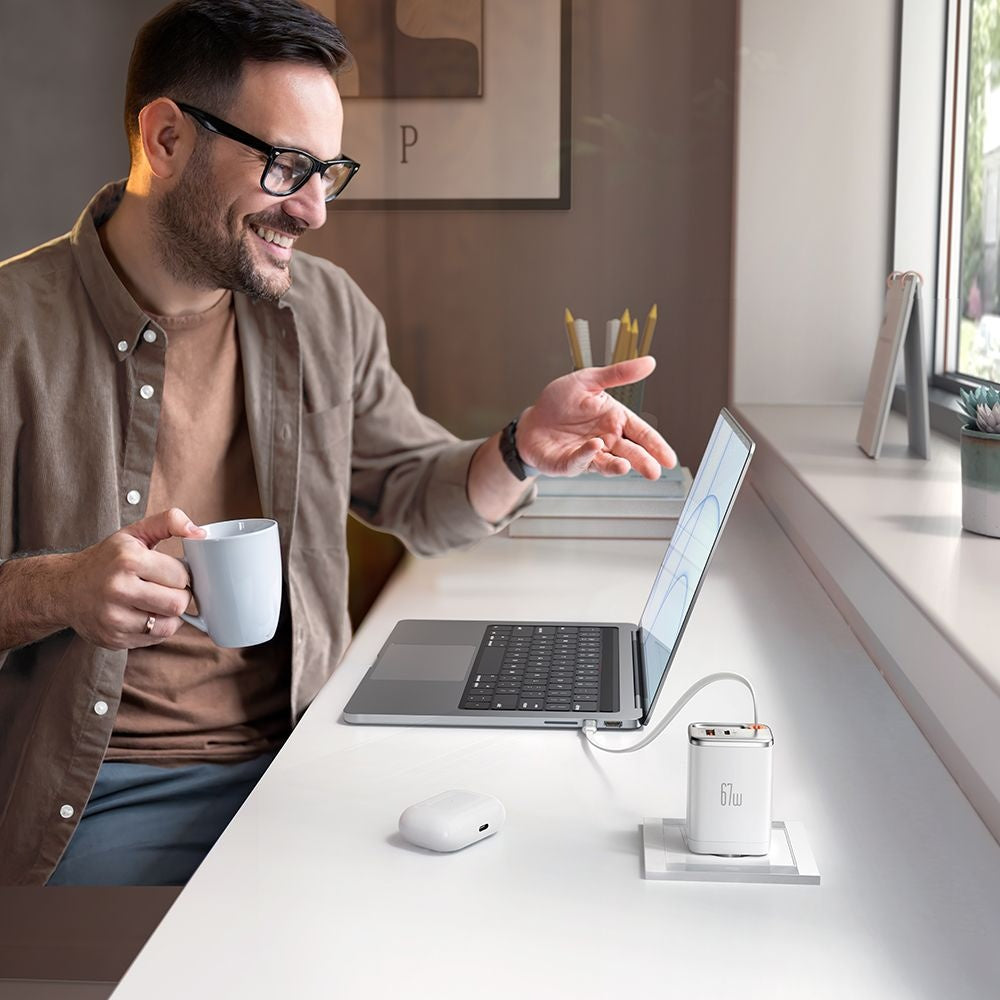 Mrežni punjač s USB-C kabelom McDodo CH-4103 FreeGo Display, 67W, 3.35A, 1 x USB-A - 1 x USB-C, Bijeli