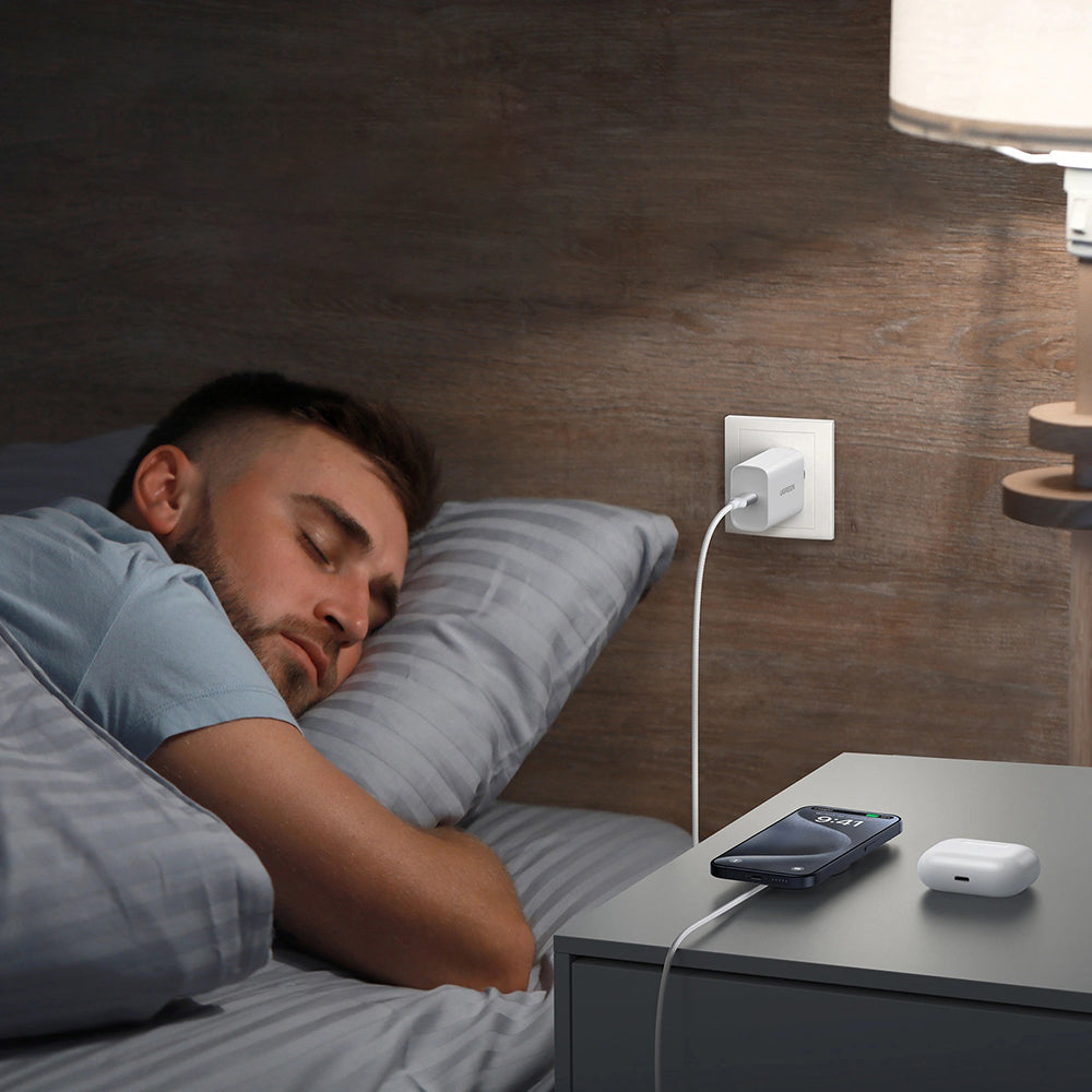 Bežični punjač UGREEN W703, 15W, 1.67A, Crni